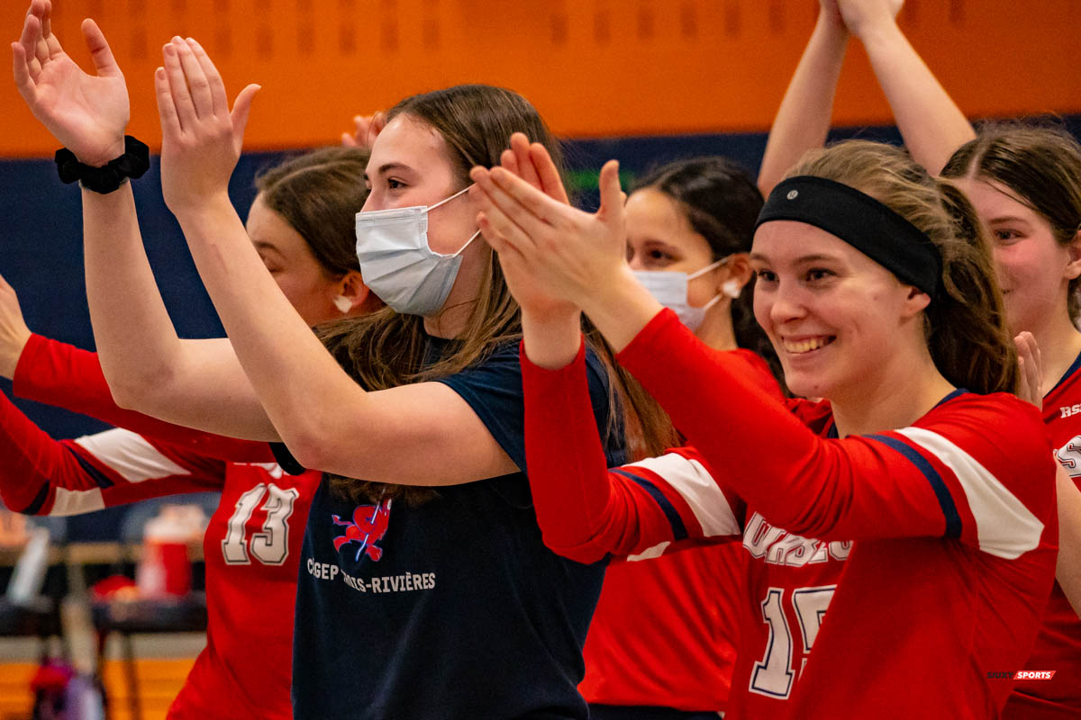 Sandrine BÉLIVEAU - Émilie MACLURE - Kamélia RODRIGUE -  Cégep André Laurendeau - Cégep Trois-Rivières - Volleyball - André Laurendeau vs Trois Rivières - Volley (#BoomerangVsDiablos2022) Photo by:  | Siuxy Sports 2022-02-20