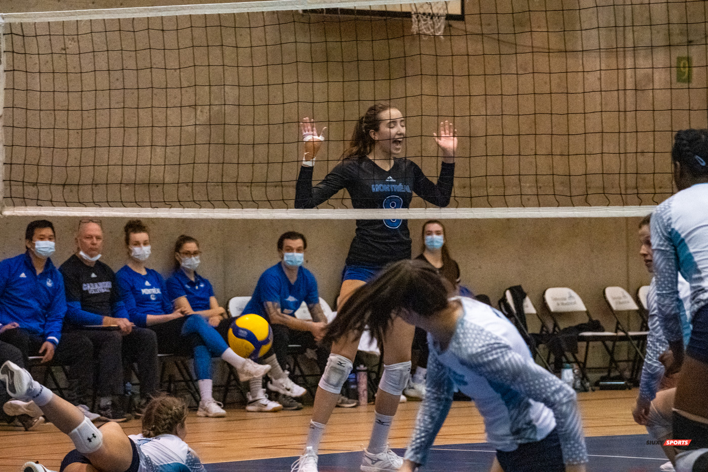 Florence CLOUTIER -  Université de Montréal - Université du Québec à Montréal - Volleyball - Université de Montréal vs Université du Québec à Montréal - Volleyball Fém (#CrbnsVsCtdns2022VollF) Photo by:  | Siuxy Sports 2022-02-26