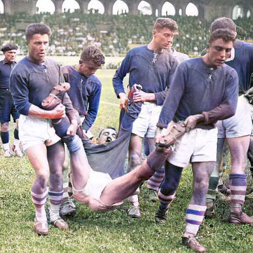  Section Paloise -  - Rugby - Des joueurs prennent soin des siens... () Photo by:  | Siuxy Sports 1950-03-01