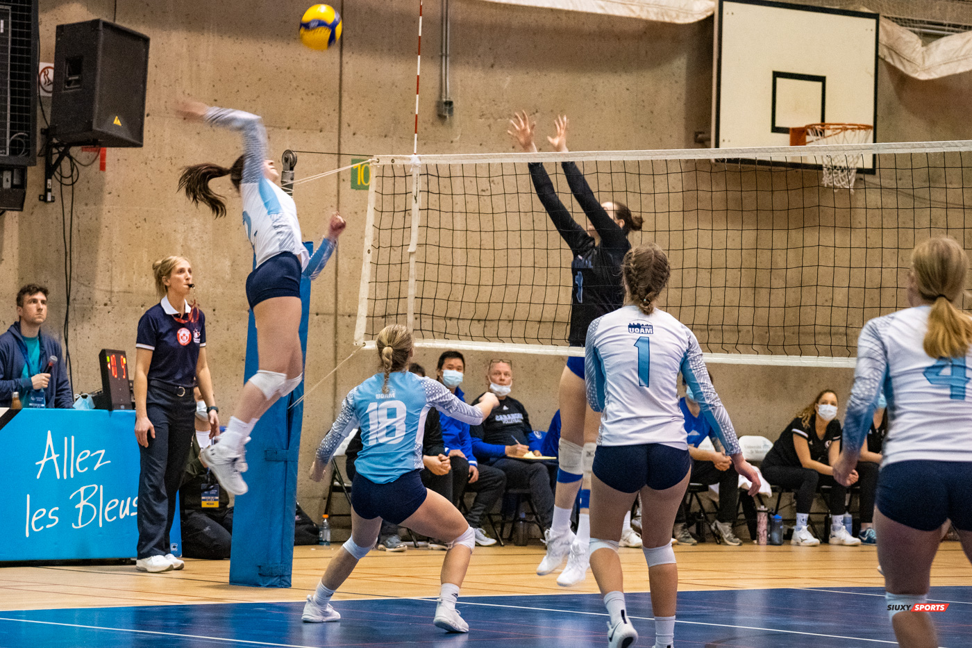 Laura CÔTÉ-COLLIN - Océane COUTURIER - Sabrina MAYER - Ariane PELOSSE -  Université de Montréal - Université du Québec à Montréal - Volleyball - Université de Montréal vs Université du Québec à Montréal - Volleyball Fém (#CrbnsVsCtdns2022VollF) Photo by:  | Siuxy Sports 2022-02-26