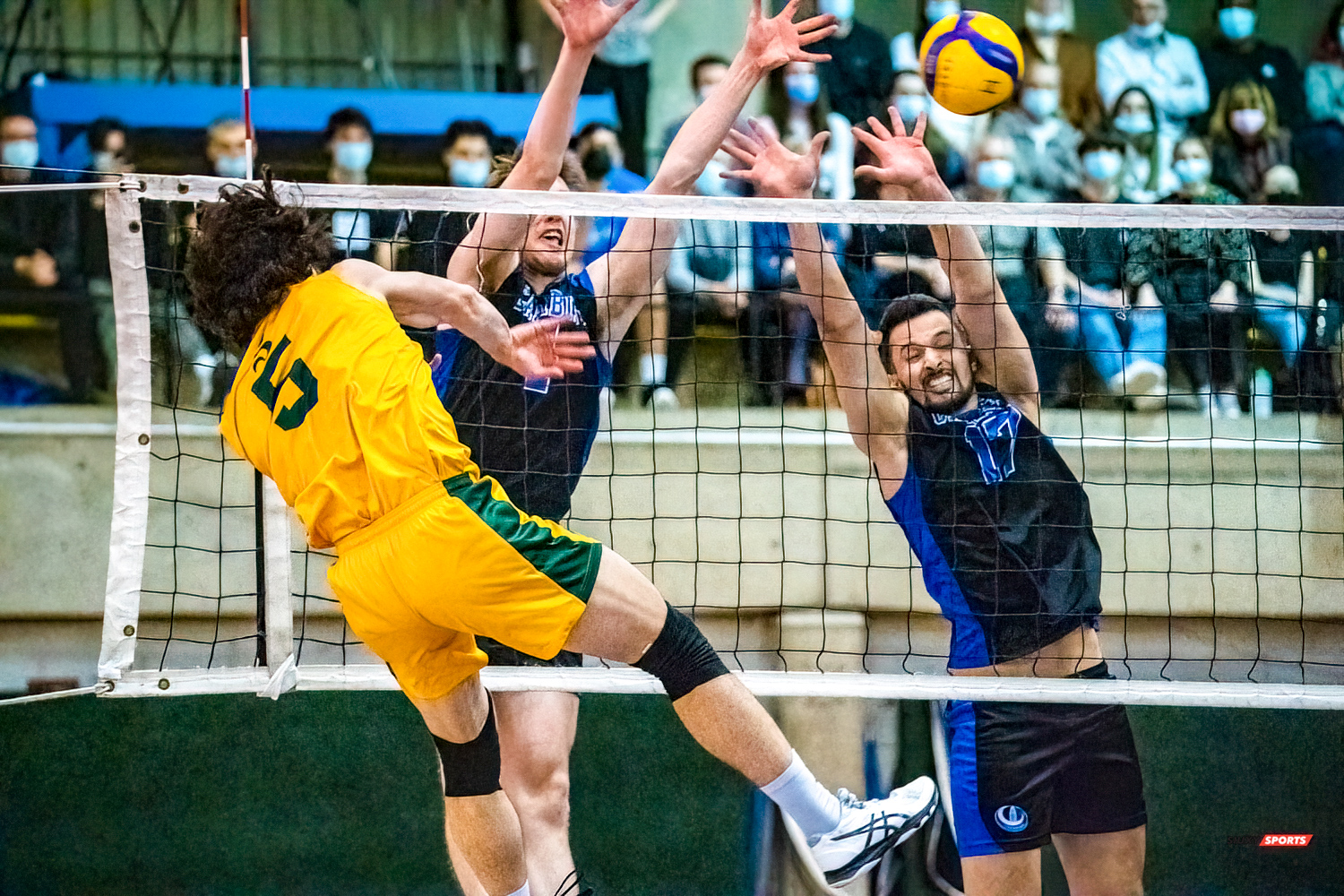 Simon BILODEAU - Zachary HOLLANDS - Nidhal RIDENE -  Université de Montréal - Université de Sherbrooke - Volleyball - Université de Sherbrooke (3) vs Université de Montréal (1) - Final 1 2022 (#VertOrVsCarabinsFinal1M) Photo by:  | Siuxy Sports 2022-03-19