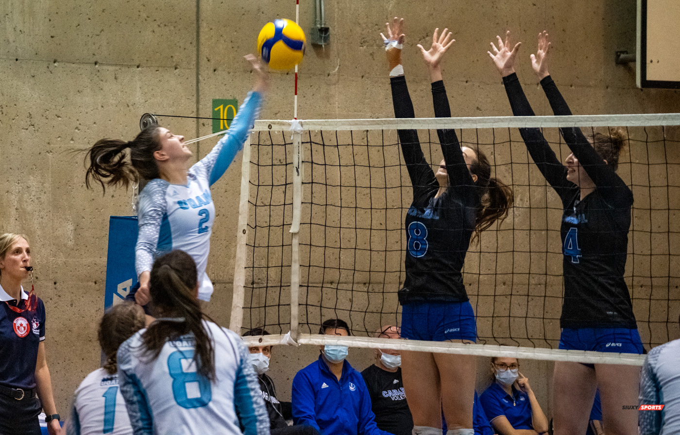 Florence CLOUTIER - Clémence GLORIEUX - Sabrina MAYER -  Université de Montréal - Université du Québec à Montréal - Volleyball - Université de Montréal vs Université du Québec à Montréal - Volleyball Fém (#CrbnsVsCtdns2022VollF) Photo by:  | Siuxy Sports 2022-02-26