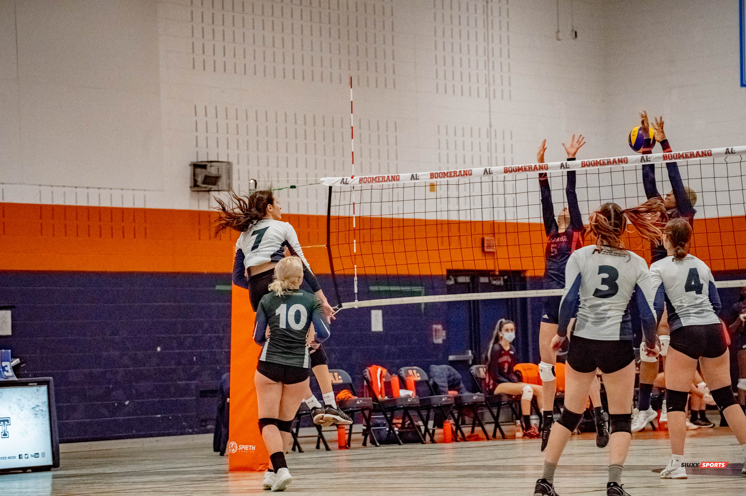 Dounia Iris BEHNAS - Catherine GIRARD - Constance HÉBERT - Carolane MÉTHÉ -  Cégep André Laurendeau - Cégep Marie-Victorin - Volleyball -  (#VolleyFemCALvsCMV) Photo by:  | Siuxy Sports 2021-11-22