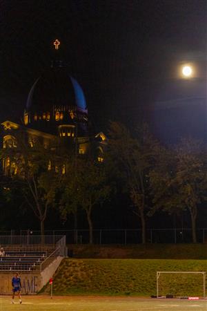 L'Oratoire Saint-Joseph et la lune