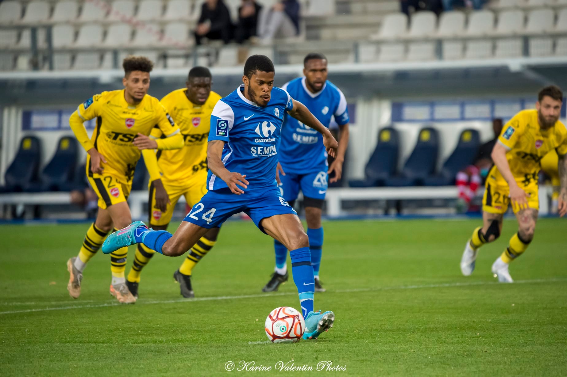  Grenoble Foot 38 - Valenciennes FC - Soccer - Grenoble (3) vs (0) Valenciennes (#GF38vsValenciennes2022) Photo by: Karine Valentin | Siuxy Sports 2022-04-19