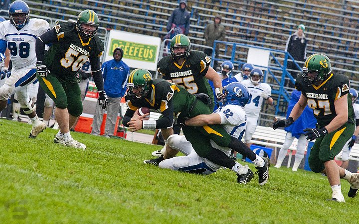  Université de Sherbrooke - Université de Montréal - Football - RSEQ Football - Sherbrooke (20) VS (11) U. de Montréal (#RSEQFootballSHRvUdM2011A) Photo by: Simon Duquette | Siuxy Sports 2011-10-01
