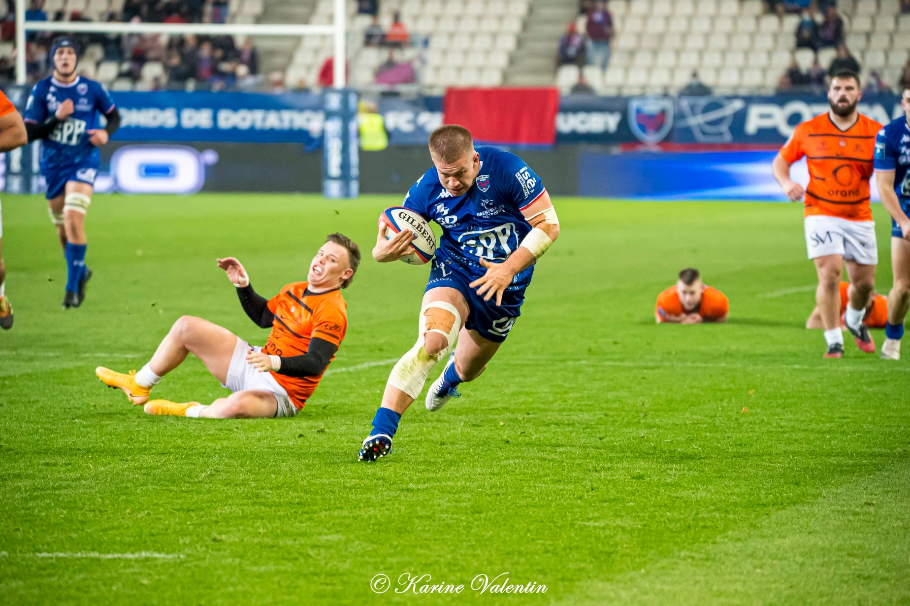 Jason ROBERTSON - Mathis SARRAGALLET -  FC Grenoble Rugby - Racing Club Narbonnais - Rugby -  (#GrenobleVsNarbonne2021Nov) Photo by: Karine Valentin | Siuxy Sports 2021-11-26