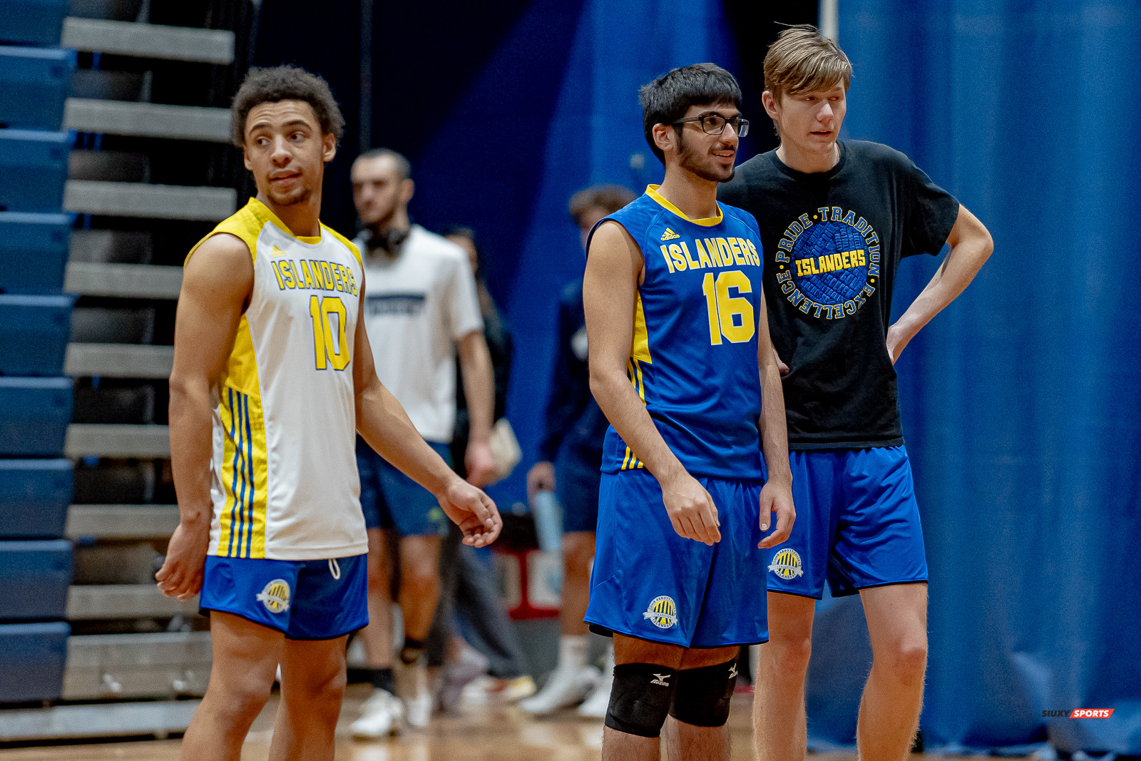 Illia FEDOROVSKYI - Marcus GRANDISON - Vayk NAZARIAN -  Cégep de l'Abitibi-Témiscamingue - College John Abbott - Volleyball - RSEQ - VOLLEYBALL C M D2 SUD-OUEST - TOURNOI 4 - SECTION A - Gaillards (2) VS (1) ISLANDERS (#RSEQVoll2022ABIJAC) Photo by: Dan Taylor-Morin | Siuxy Sports 2022-12-04