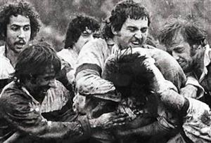 Zuni limpiando después de un line; El Turco listo para intervenir