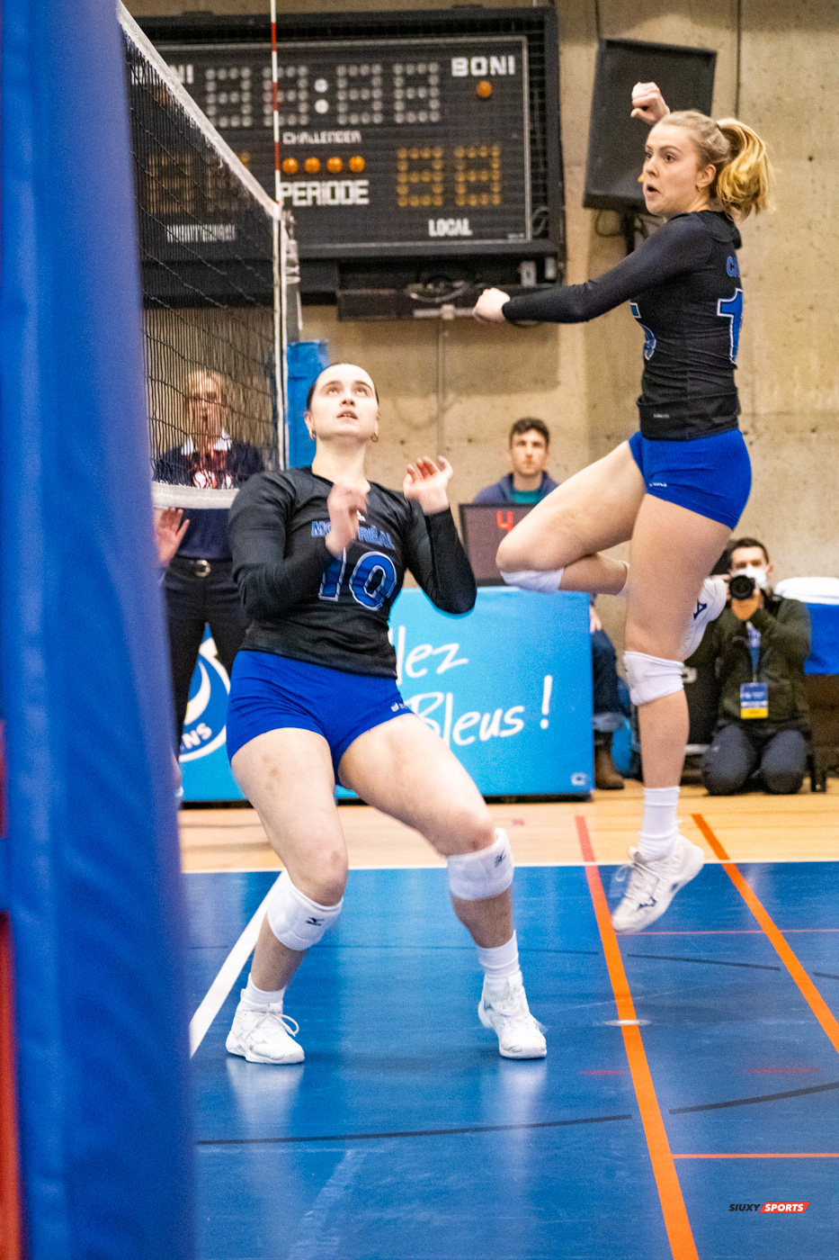 Myriam KAYSER-TOURIGNY - Sarah MCGLASHAN -  Université de Montréal - Université du Québec à Montréal - Volleyball - Université de Montréal vs Université du Québec à Montréal - Volleyball Fém (#CrbnsVsCtdns2022VollF) Photo by:  | Siuxy Sports 2022-02-26