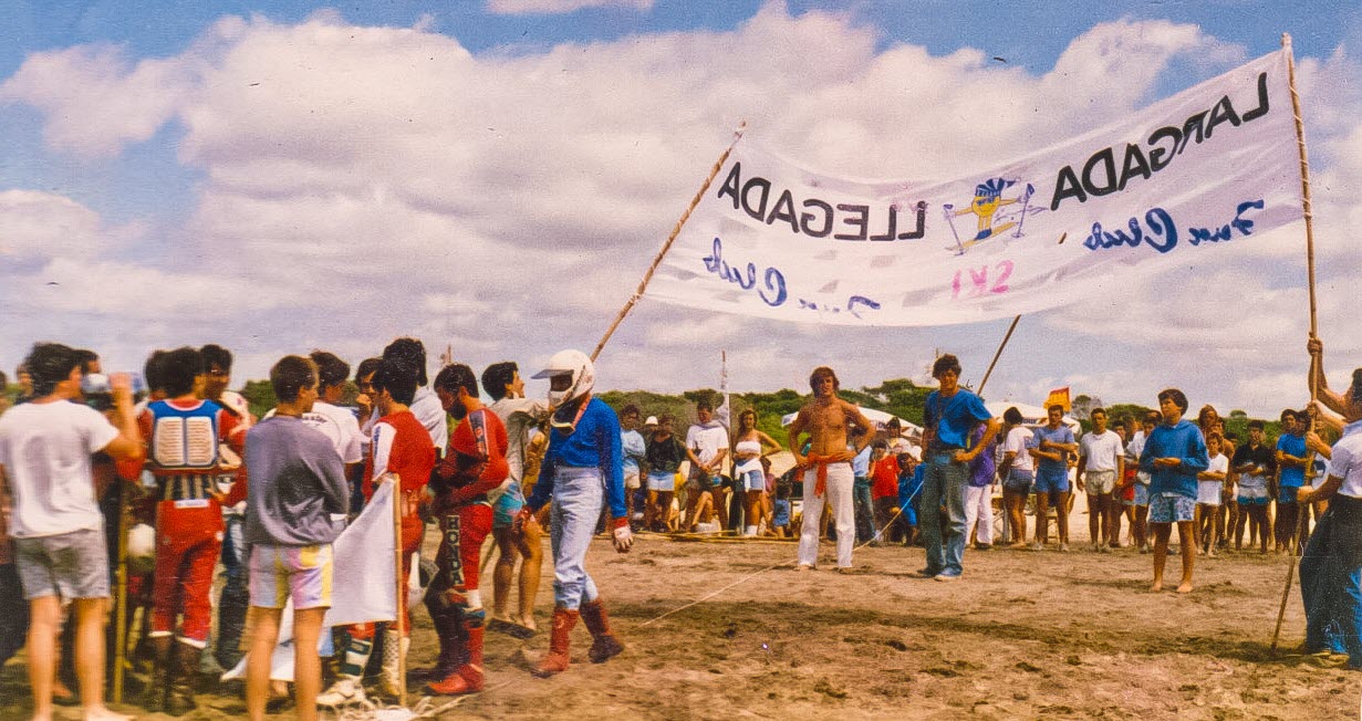 Javier CURUTCHET -  Pinamar (médanos) -  - Motorcycle racing - Organizadores del Enduro 88 Dufour, instalan los indicadores de largada y llegada (#EnduroPinamar1988Dufour) Photo by:  | Siuxy Sports 1988-01-20