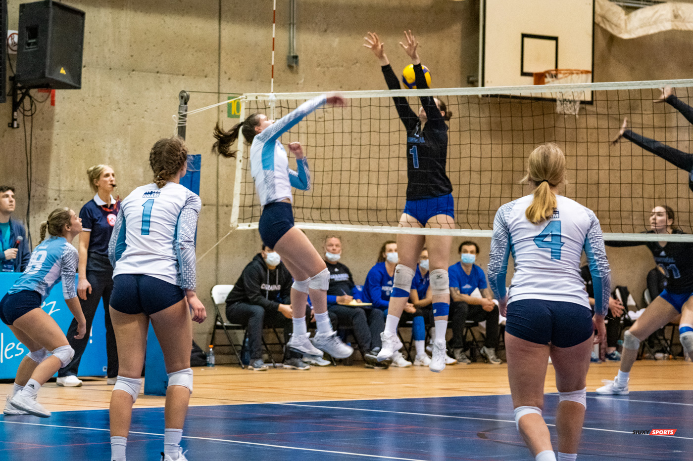 Océane COUTURIER - Sabrina MAYER - Ariane PELOSSE -  Université de Montréal - Université du Québec à Montréal - Volleyball - Université de Montréal vs Université du Québec à Montréal - Volleyball Fém (#CrbnsVsCtdns2022VollF) Photo by:  | Siuxy Sports 2022-02-26