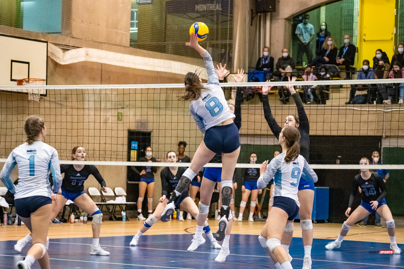 Gabrielle ARCHAMBAULT - Laura CÔTÉ-COLLIN - Karine OUELLETTE -  Université de Montréal - Université du Québec à Montréal - Volleyball - Université de Montréal vs Université du Québec à Montréal - Volleyball Fém (#CrbnsVsCtdns2022VollF) Photo by:  | Siuxy Sports 2022-02-26