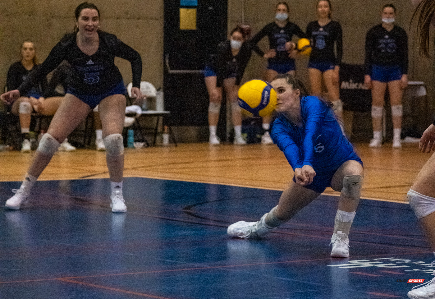 Alexe GAGNÉ - Brittany MCGLASHAN -  Université de Montréal - Université du Québec à Montréal - Volleyball - Université de Montréal vs Université du Québec à Montréal - Volleyball Fém (#CrbnsVsCtdns2022VollF) Photo by:  | Siuxy Sports 2022-02-26