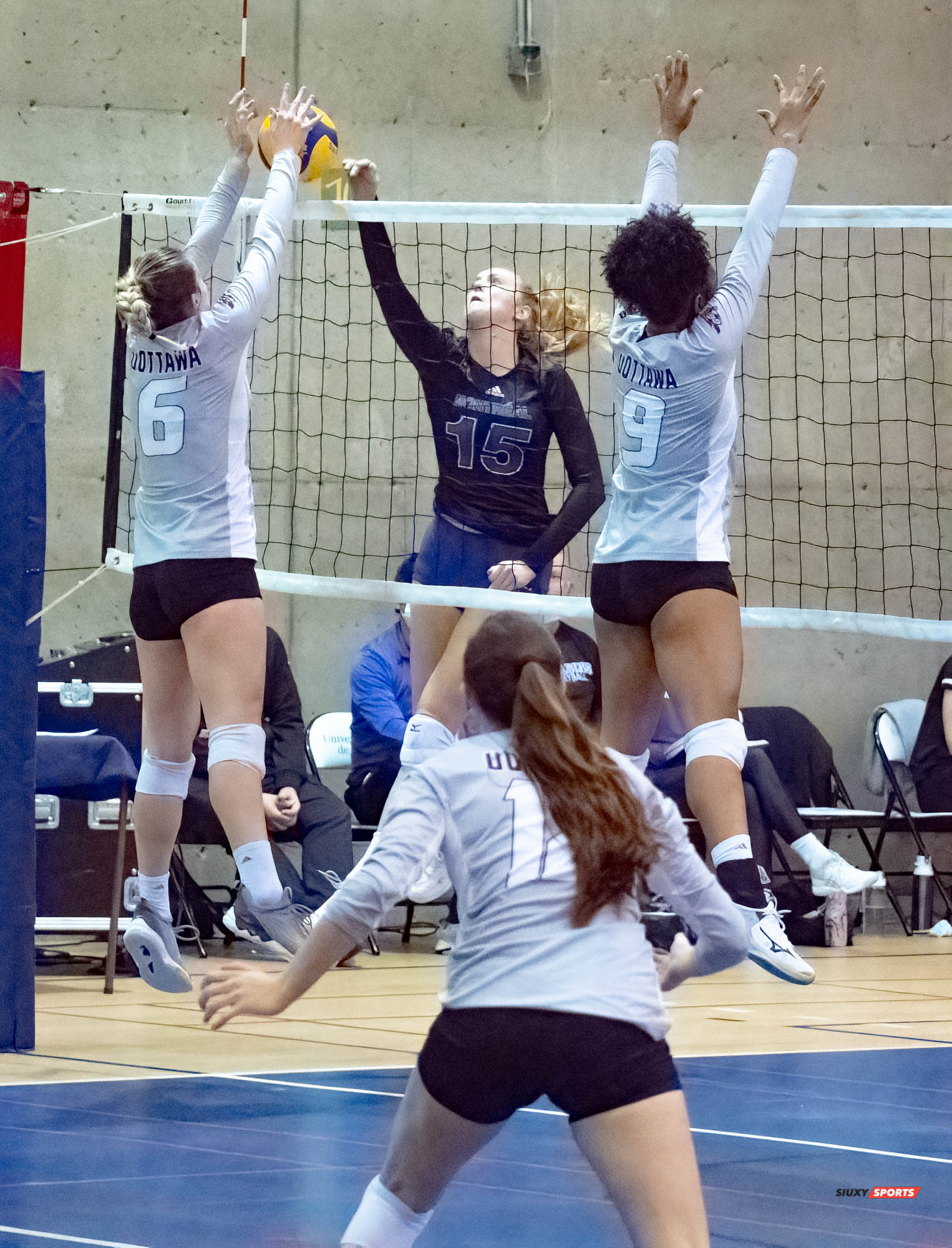 Myriam KAYSER-TOURIGNY - Janae MCKAY -  Université de Montréal - Université Ottawa - Volleyball -  (#VolleyUdeMvsUOttawaFW) Photo by:  | Siuxy Sports 2021-11-12