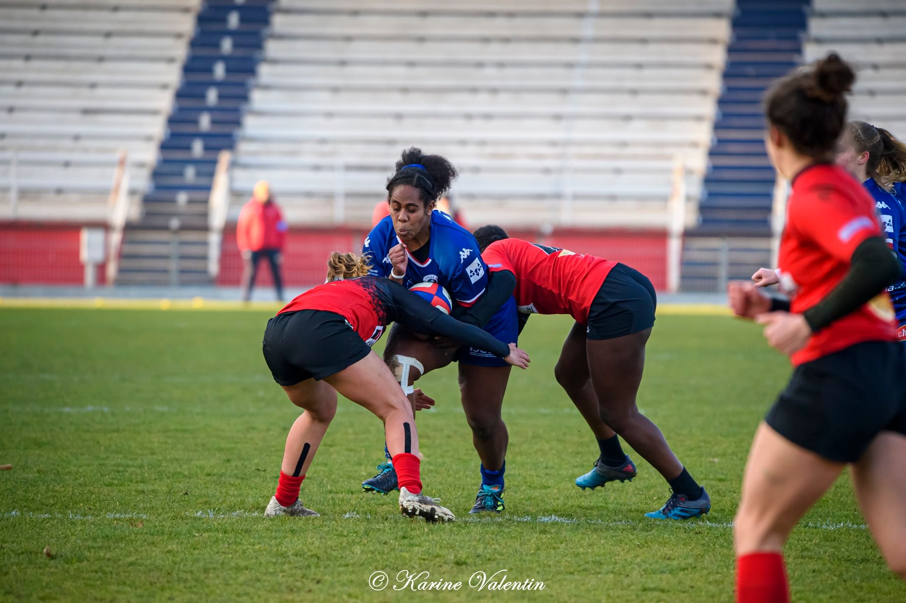 Makarita BALEINAGODO -  FC Grenoble Rugby - AC Bobigny 93 Rugby - Rugby - Deux pour freiner Makarita (#GrenobleVsBobigny2021Dec) Photo by: Karine Valentin | Siuxy Sports 2021-12-21