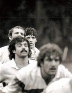 Eduardo Wilkinson en el fondo del line