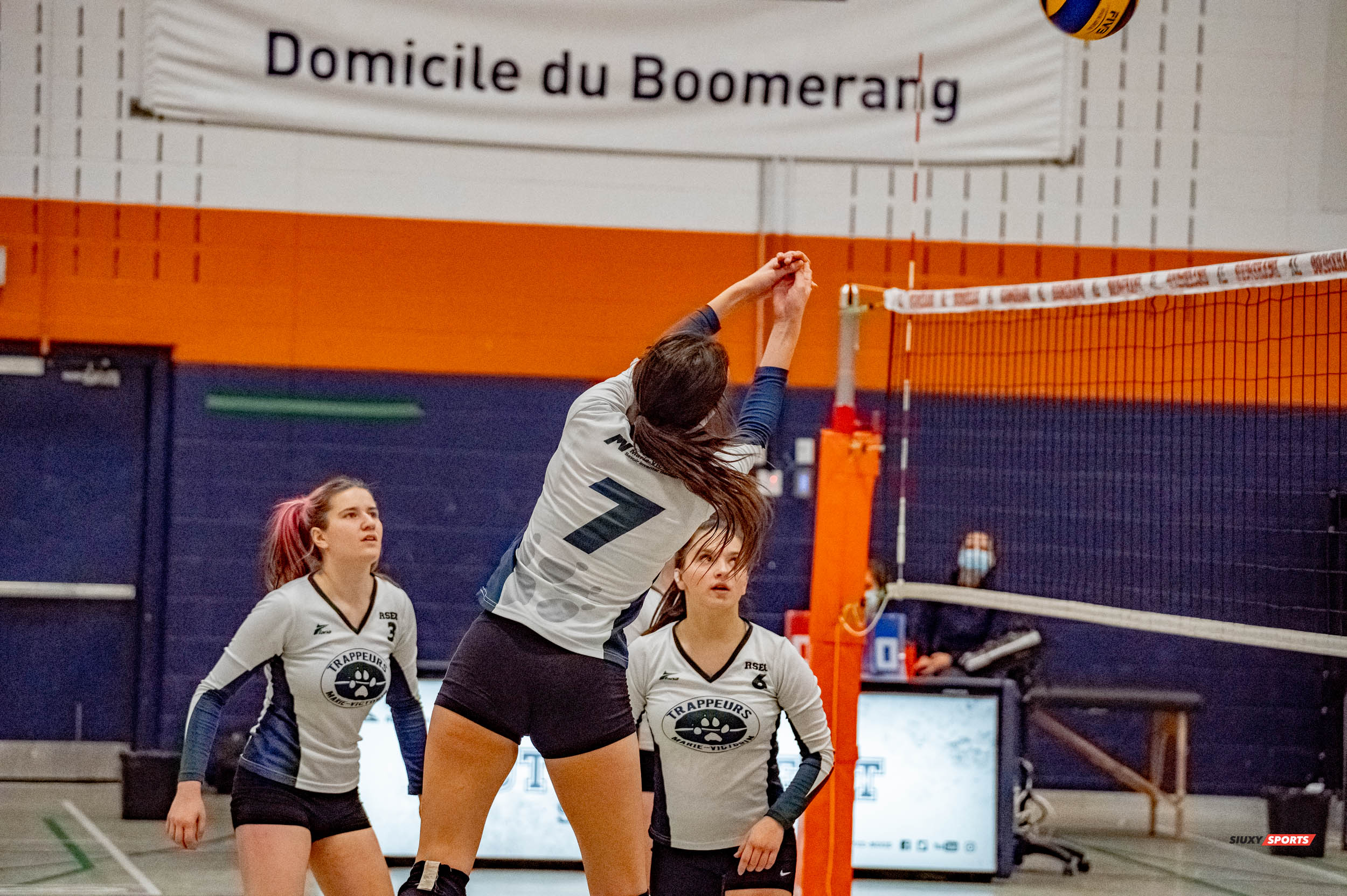 Dounia Iris BEHNAS - Constance HÉBERT - Marianne OUELLETTE -  Cégep Marie-Victorin -  - Volleyball -  (#VolleyFemCALvsCMV) Photo by:  | Siuxy Sports 2021-11-22