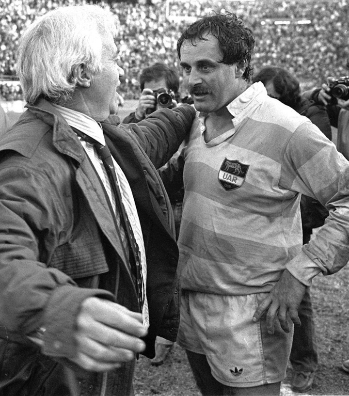 Andres COURREGES - Rodolfo O'REILLY -   -  - Rugby - Perica saludado por Michingo () Photo by:  | Siuxy Sports 1981-06-01