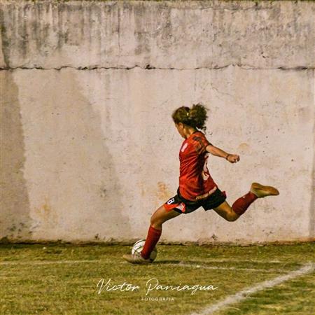 Las Estrellas Misioneras del fútbol femenino contra el seleccionado de Apóstoles