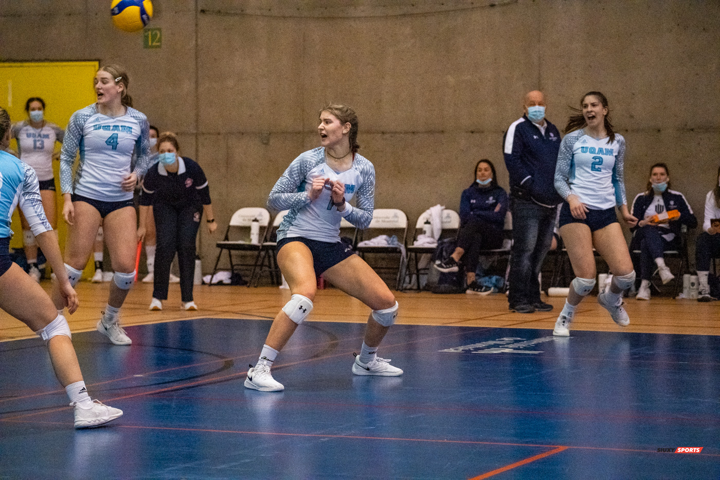 Sabrina MAYER - Marie-Pier RITCHOT - Maude THIVIERGE - Claude TREMBLAY -  Université de Montréal - Université du Québec à Montréal - Volleyball - Université de Montréal vs Université du Québec à Montréal - Volleyball Fém (#CrbnsVsCtdns2022VollF) Photo by:  | Siuxy Sports 2022-02-26
