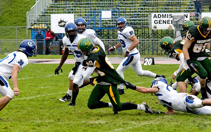  Université de Sherbrooke - Université de Montréal - Football - RSEQ Football - Sherbrooke (20) VS (11) U. de Montréal (#RSEQFootballSHRvUdM2011A) Photo by: Simon Duquette | Siuxy Sports 2011-10-01