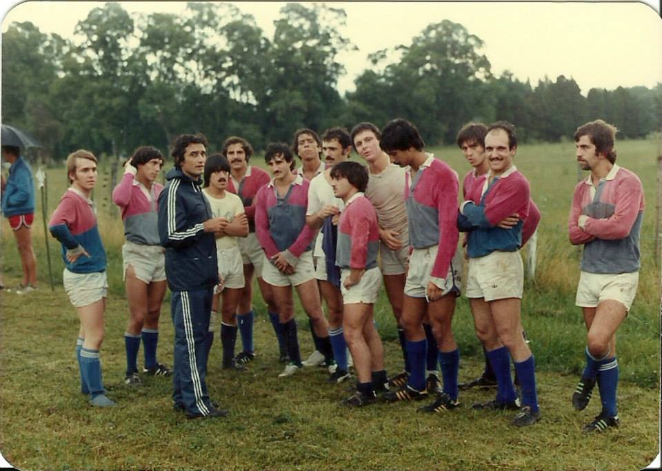  Asociación Deportiva Francesa -  - Rugby - Escuchando la charla de Carlitos Avila (Para que se ubiquen los nuevos jugadores, lo que está detrás de nosotros son las actuales canchas de rugby del club, estaríamos parados entre la actual cancha de hockey ly la cancha 1...  el Tano Copertini, Corti Pansardi, el lechon Ricordi (el papa de Lucas Ricordi) Gervasio Harri Novetasco, Ulises, Juanjo Rovere, Daniel Rocha, Pomito, Willi Pedrazzini...
Algunos ya no estan pero casi todos dimos una segunda generacion de jugadores trasmitiendo ese gran amor a la francesa) Photo by:  | Siuxy Sports 1975-06-01