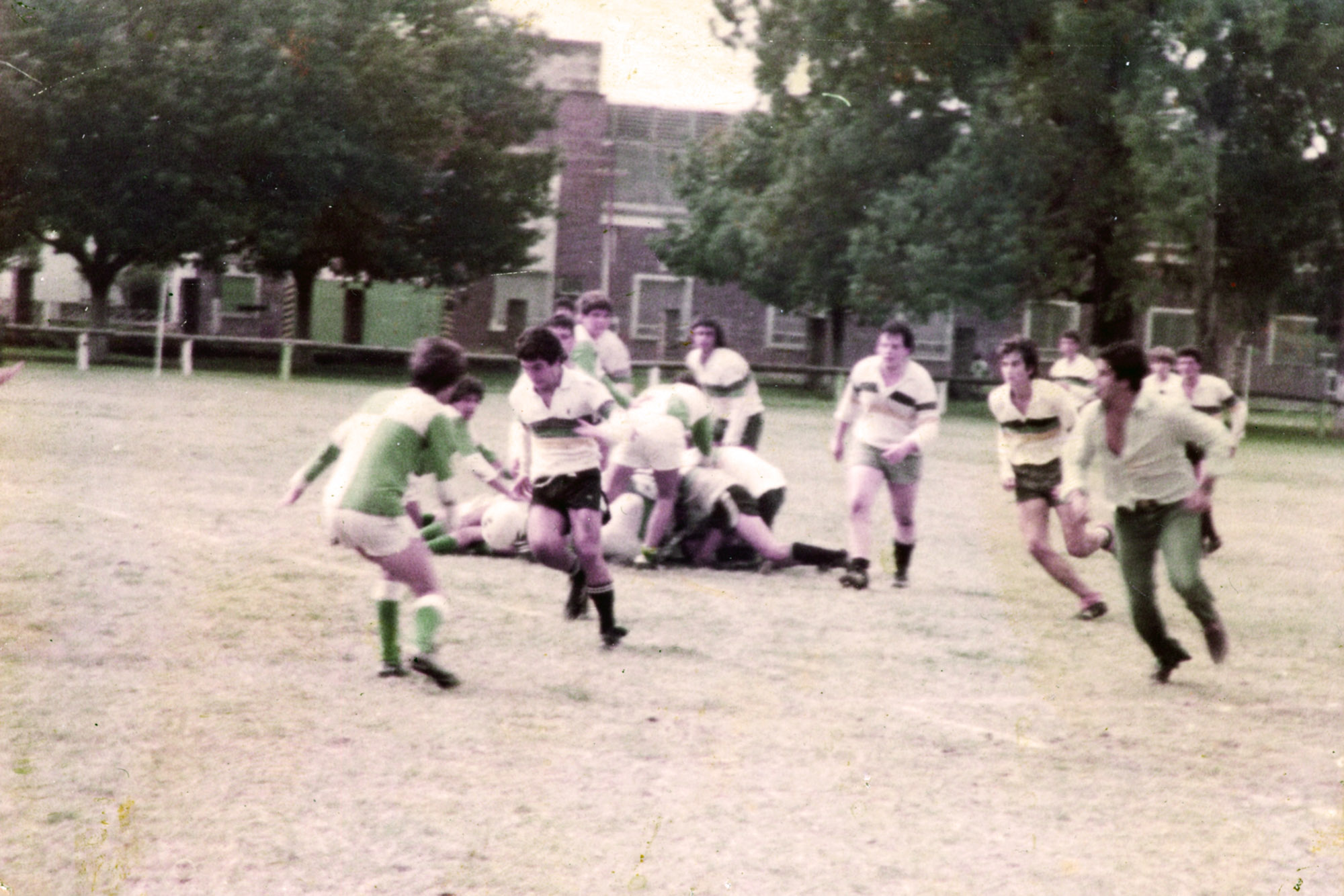 Diego BESTANI - Marcelo COGLITORE - Gabriel RIOS - Mario SAVOIA -  Los Cedros - La Salle - Rugby - Intentando un sombrerito sobre el apertura contrario () Photo by:  | Siuxy Sports 1985-04-15