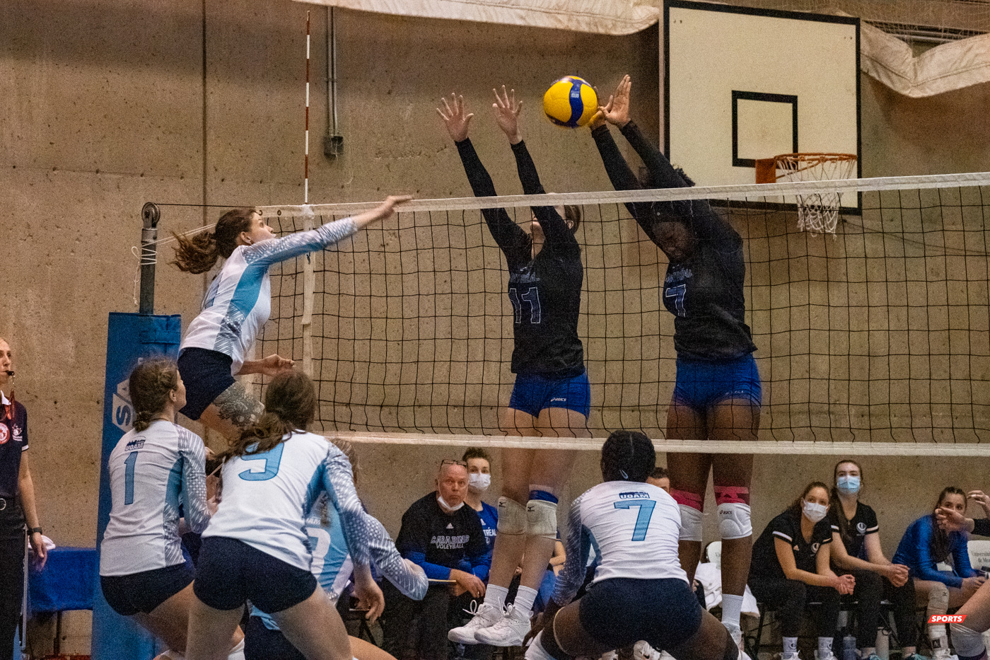 Laura CÔTÉ-COLLIN - Erlande DACILIA - Gabrielle FORTIN -  Université de Montréal - Université du Québec à Montréal - Volleyball - Université de Montréal vs Université du Québec à Montréal - Volleyball Fém (#CrbnsVsCtdns2022VollF) Photo by:  | Siuxy Sports 2022-02-26