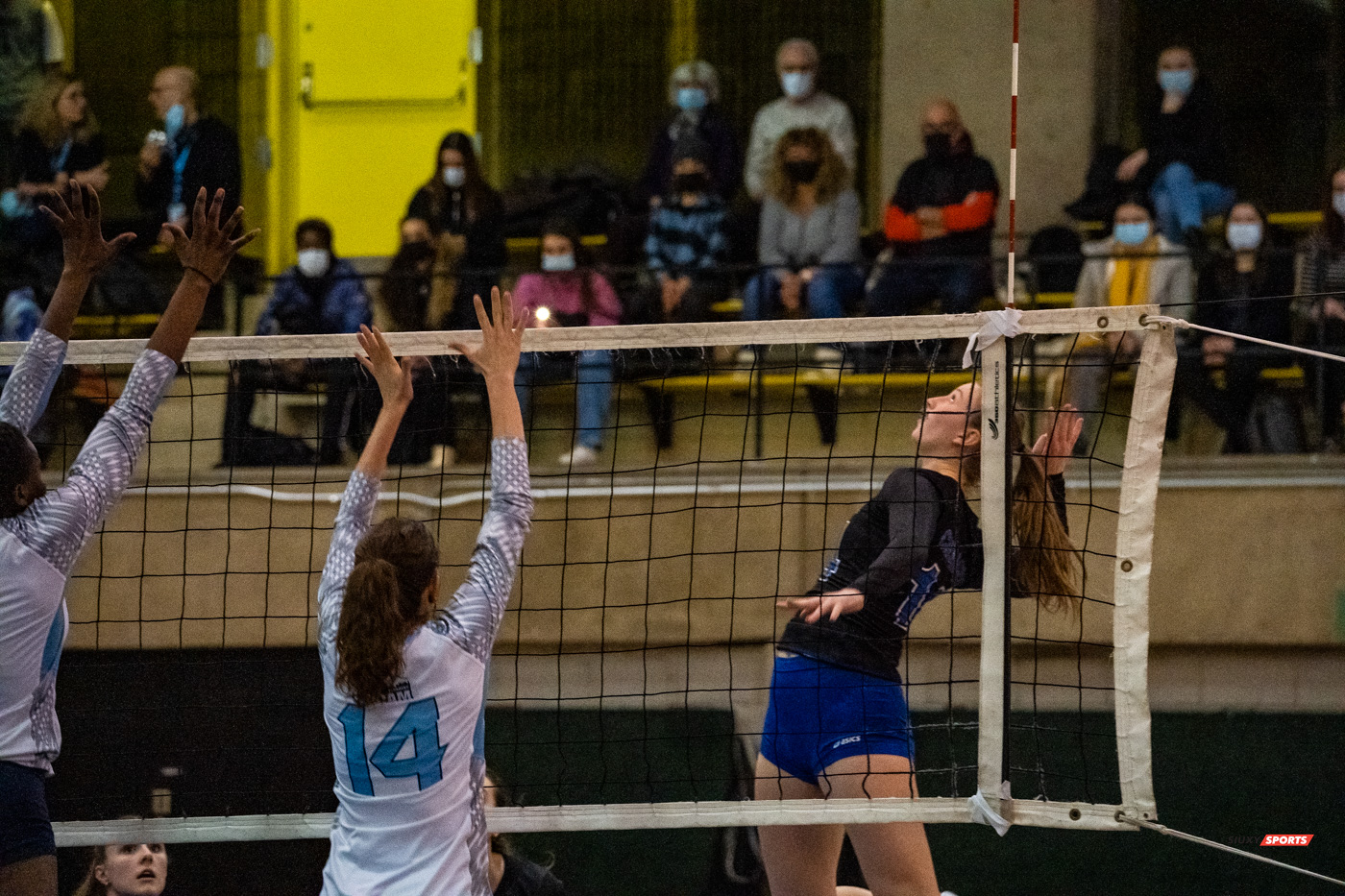 Catherine BOURGAULT - Olympe DESMEDT -  Université de Montréal - Université du Québec à Montréal - Volleyball - Université de Montréal vs Université du Québec à Montréal - Volleyball Fém (#CrbnsVsCtdns2022VollF) Photo by:  | Siuxy Sports 2022-02-26
