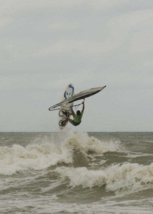Brian LEDESMA -  Pinamar (médanos) -  - Windsurf - Saltando una ola en Pinamar () Photo by:  | Siuxy Sports 2010-02-01