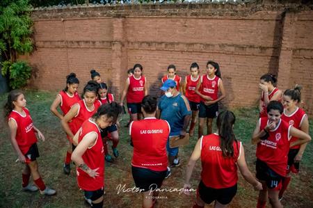 Las Estrellas Misioneras del fútbol femenino contra el seleccionado de Apóstoles