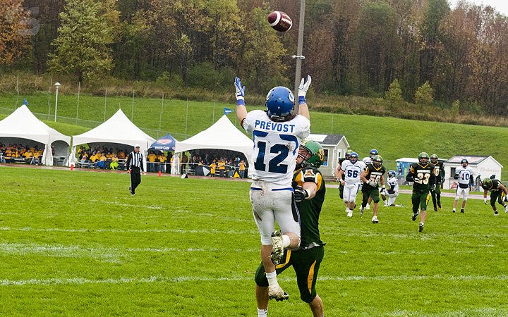  Université de Sherbrooke - Université de Montréal - Football - RSEQ Football - Sherbrooke (20) VS (11) U. de Montréal (#RSEQFootballSHRvUdM2011A) Photo by: Simon Duquette | Siuxy Sports 2011-10-01