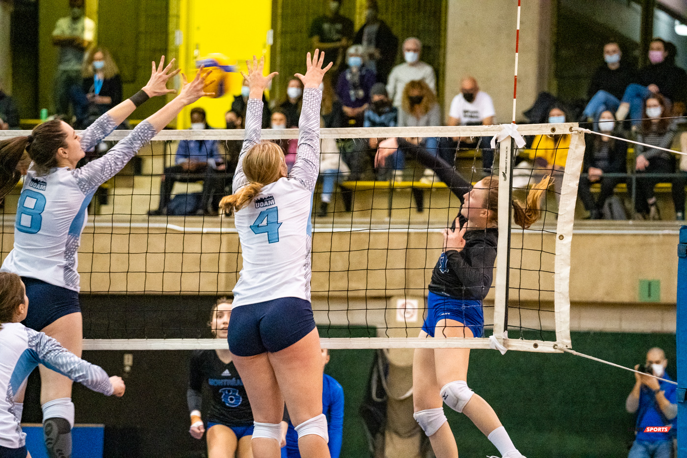 Gabrielle ARCHAMBAULT - Olympe DESMEDT - Maude THIVIERGE -  Université de Montréal - Université du Québec à Montréal - Volleyball - Université de Montréal vs Université du Québec à Montréal - Volleyball Fém (#CrbnsVsCtdns2022VollF) Photo by:  | Siuxy Sports 2022-02-26