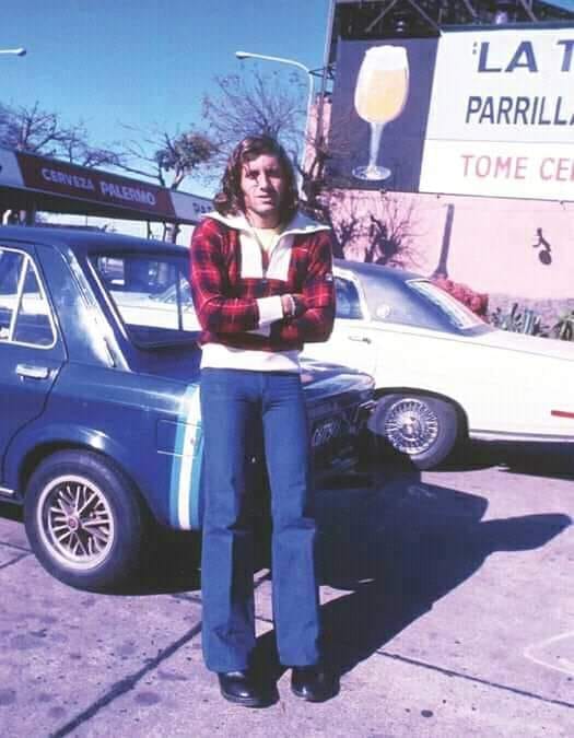 Guillermo VILAS -   -  - Tennis - Willy, disfrutando de su Fiat () Photo by:  | Siuxy Sports 1973-08-01