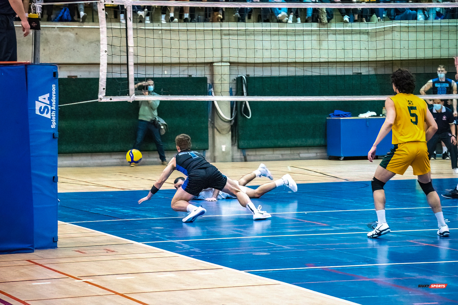 Zachary HOLLANDS - Yassine KASSIS - Maxime ST-DENIS -  Université de Montréal - Université de Sherbrooke - Volleyball - Université de Sherbrooke (3) vs Université de Montréal (1) - Final 1 2022 (#VertOrVsCarabinsFinal1M) Photo by:  | Siuxy Sports 2022-03-19