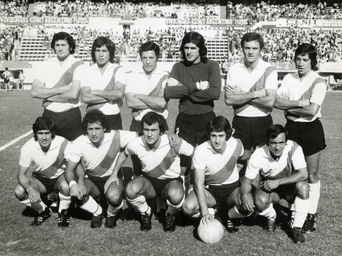 Norberto ALONSO - Héctor ÁRTICO - Pablo Agustín COMELLES - Ubaldo Matildo FILLOL - Pedro GONZALEZ - Hector LOPEZ - Juan José LÓPEZ - Oscar MAS - Carlos MORETE - Roberto Alfredo PERFUMO - Miguel Ángel RAIMONDO -  Club Atlético River Plate -  - Soccer - Equipo de 1975 (Campeon Metropolitano) () Photo by:  | Siuxy Sports 1975-09-30