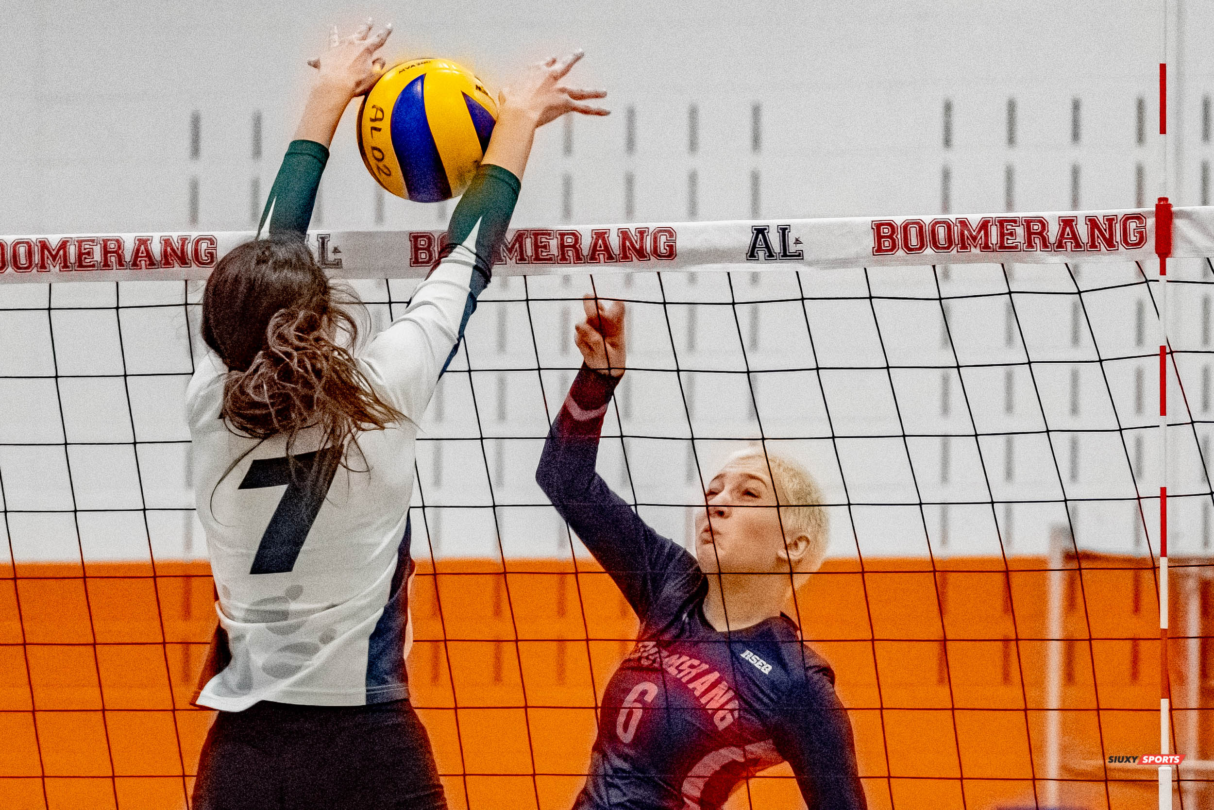 Dounia Iris BEHNAS - Camille LAMONTAGNE -  Cégep André Laurendeau - Cégep Marie-Victorin - Volleyball -  (#VolleyFemCALvsCMV) Photo by:  | Siuxy Sports 2021-11-22