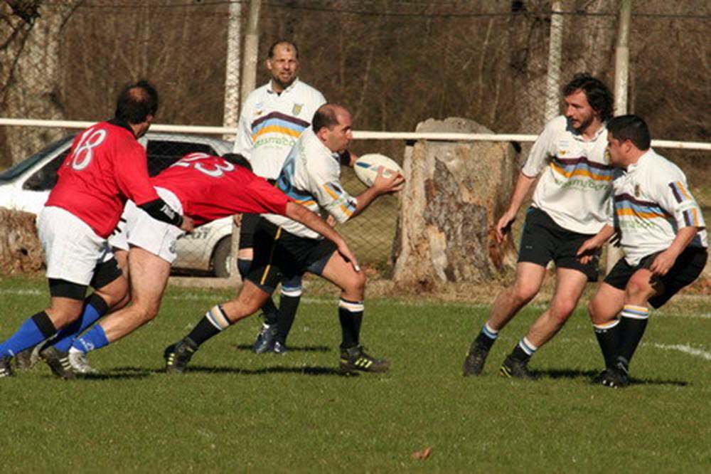 Enrique FINOCHIETTO - Mariano GALLEGOS -  Los Cedros -  - Rugby - Faina buscando el apoyo de Ballena () Photo by:  | Siuxy Sports 2009-07-28