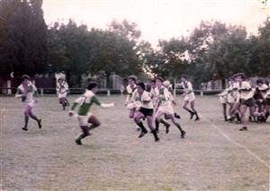 Coco Coglitore, medio scrum y try man ese año, atacando con el apoyo del turco Isa