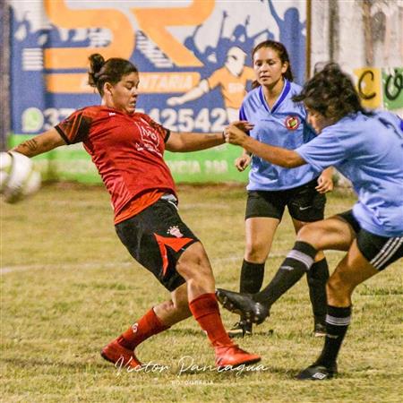 Las Estrellas Misioneras del fútbol femenino contra el seleccionado de Apóstoles