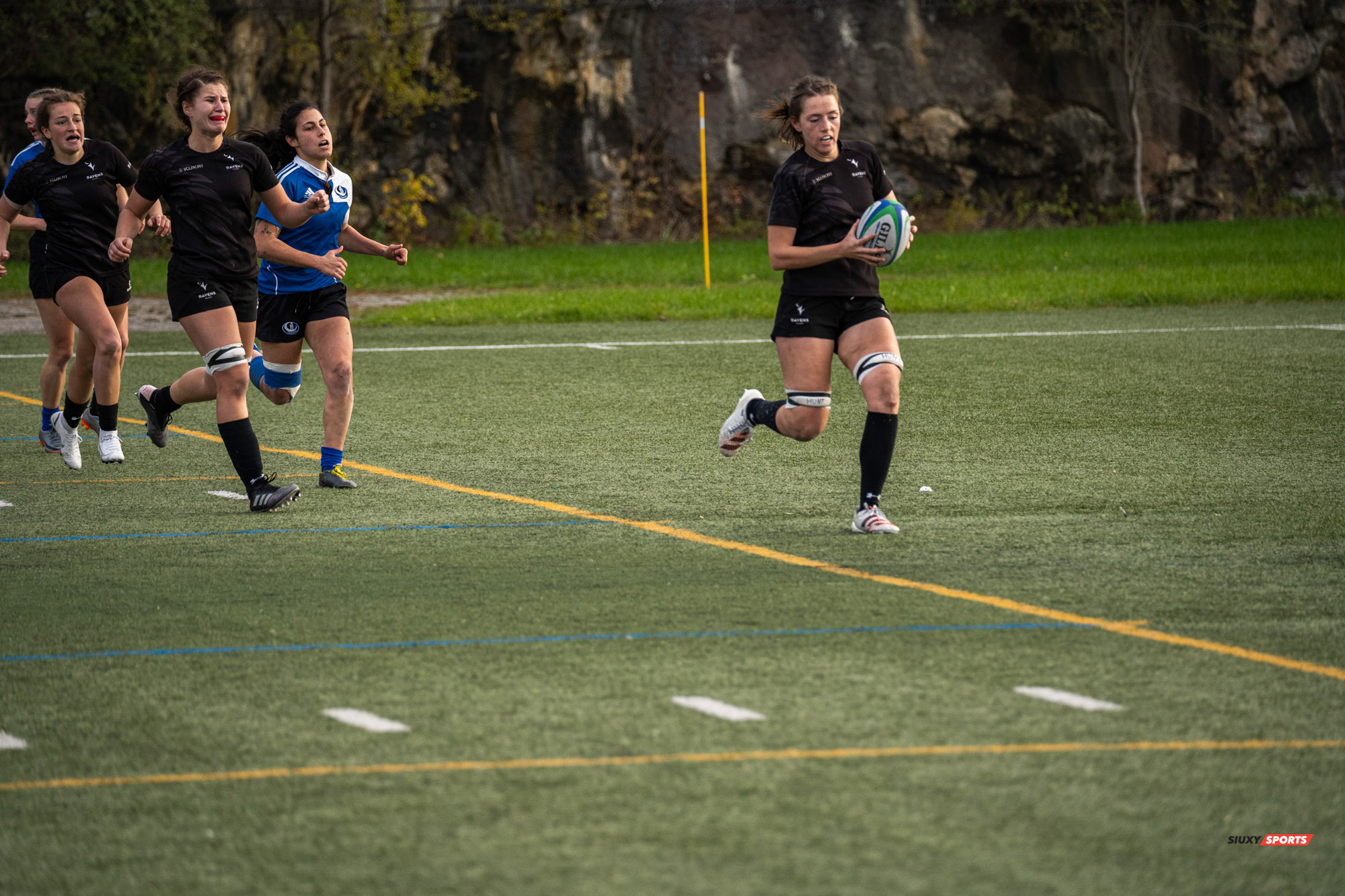 Anastasia BOURKA - Sierra DE VRIES - Mckenna TAYLOR -  Université de Montréal - Université Carleton - Rugby -  (#3UdeMvsCarletonF) Photo by:  | Siuxy Sports 2021-11-07