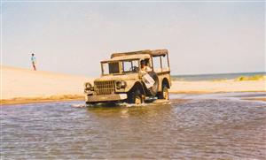 Salvador Curutchet en su jeepon, un precursor de las excursiones al fondo de los médanos de Pinamar en los 70s, 80s y 90s