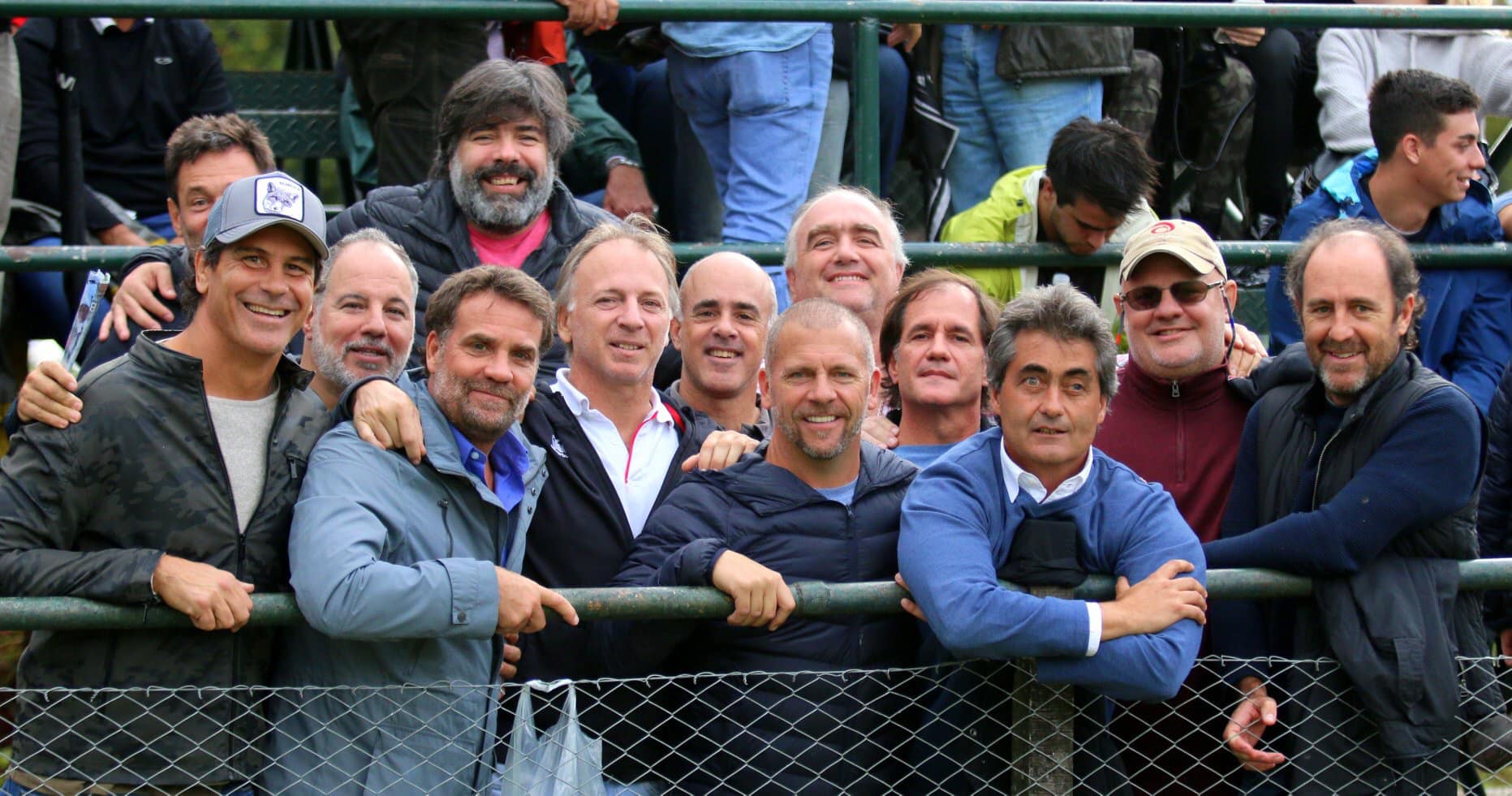 Martin CAMPBELL - Carlos CASANOVA - Diego DEL CARRIL - Fernando GARCÉS CASTIELLA - Enrique GARCÍA ZAVALETA - Fernando LANDIVAR - Mariano LOMBARDI - Juan Pablo NASJLETI CRIADO - Matias URANGA -  Asociación Alumni -  - Rugby - Clásica foto de los fines de semana con amigos en Alumni (#HinchadaAlumni) Photo by:  | Siuxy Sports 2019-04-28