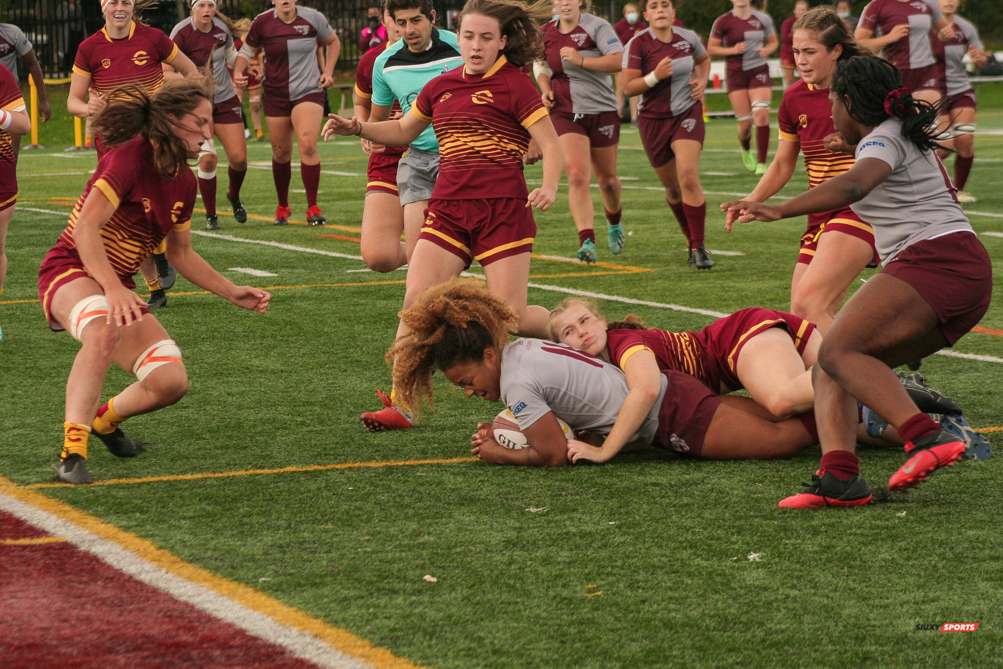 Leanne DUNCAN - Alec MONTEALEGRE - Alexandra ONDO - Kelsey SYLVESTER -  Université Concordia - Université Ottawa - Rugby - Alexandra been stopped 2mts from the ingoal by Kelsey (#ConcordiaVsOttawa2021w) Photo by:  | Siuxy Sports 2021-10-17