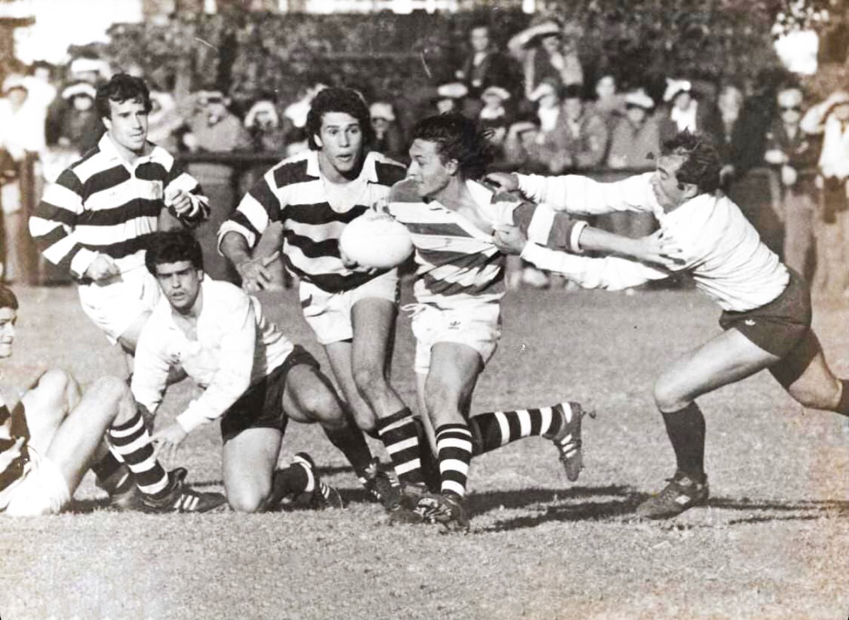 Diego IGLESIAS - Hugo PORTA -  Club Atlético Banco de la Nación Argentina - Club Atlético de San Isidro - Rugby - Hugo Porta intentando atrapar a Diego Iglesias () Photo by:  | Siuxy Sports 1990-08-01