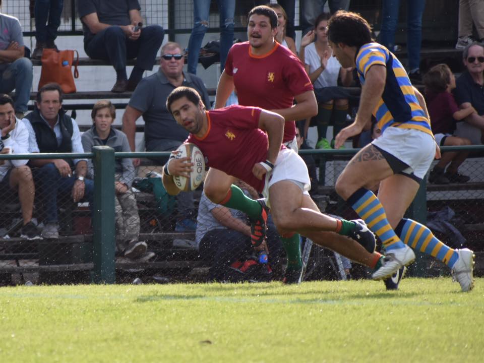 Lucas MORGAN -  Newman - Hindú Club - Rugby - Corriendo a 45 grados con respecto a la horizontal () Photo by:  | Siuxy Sports 2017-05-06
