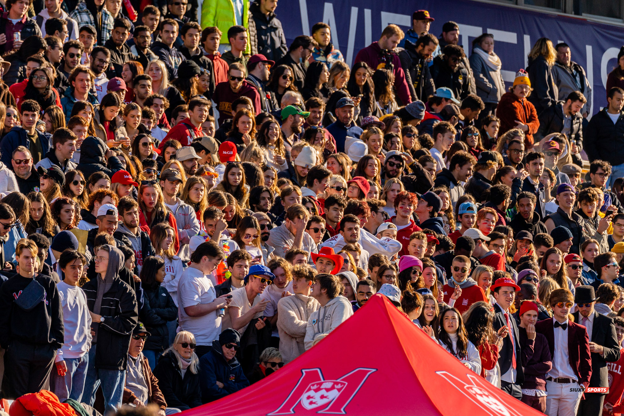  Université McGill - Université Concordia - Rugby - Are you here ? (#McGillvsConcordiaCROWD) Photo by:  | Siuxy Sports 2021-11-06
