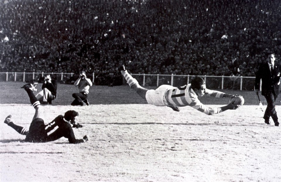 Marcelo PASCUAL -  Selección Argentina de Rugby XV -  - Rugby - El vuelo del Puma (La foto de Marcelo Pascual apoyando el primer try de Argentina en el triunfo sobre Juniors Springboks en la gira del '65) Photo by:  | Siuxy Sports 1965-06-19