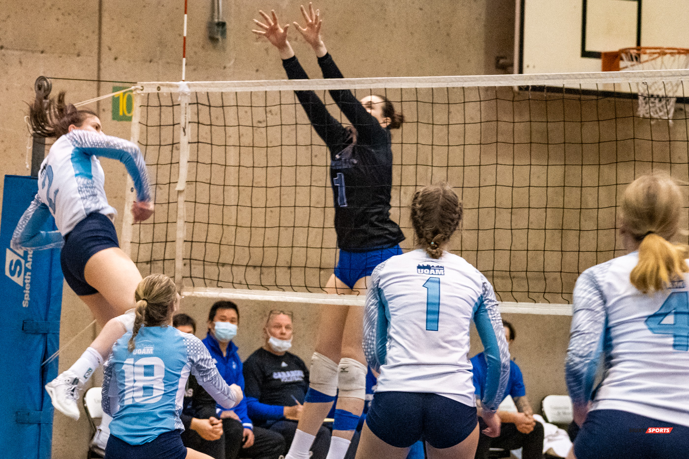 Océane COUTURIER - Sabrina MAYER -  Université de Montréal - Université du Québec à Montréal - Volleyball - Université de Montréal vs Université du Québec à Montréal - Volleyball Fém (#CrbnsVsCtdns2022VollF) Photo by:  | Siuxy Sports 2022-02-26